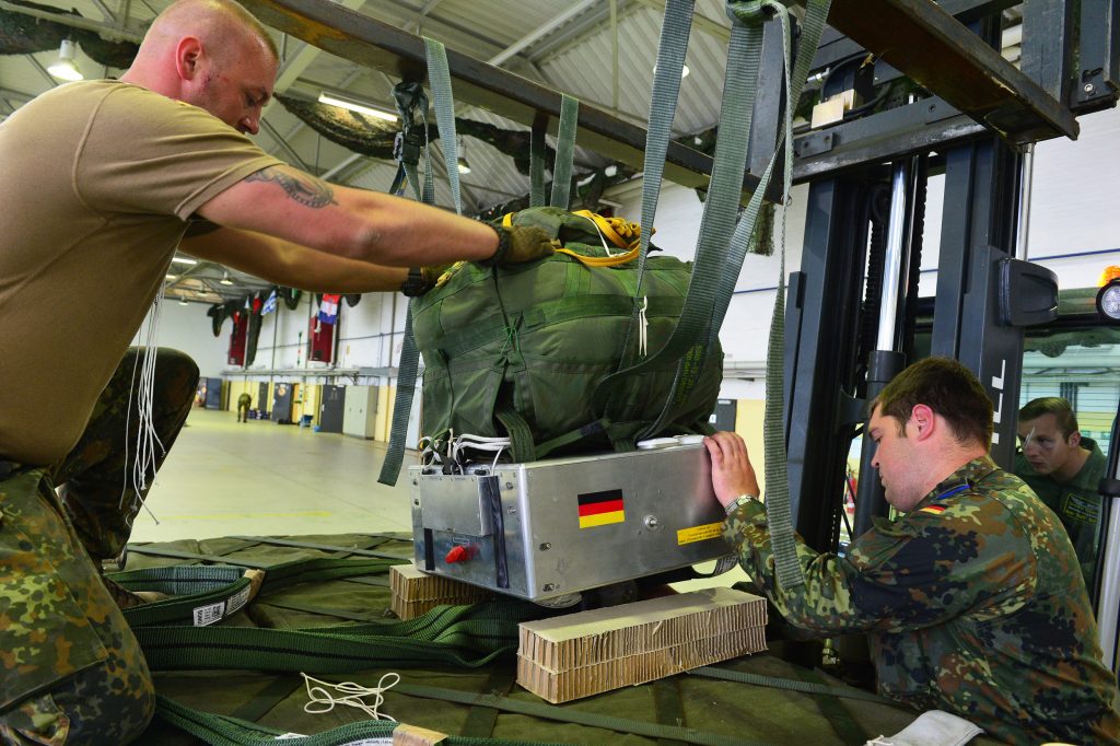 Die Soldaten verheiraten das SLG Sys mit der eigentlichen Last. Als Hilfsmittel muss ein Gabelstapler genutzt werden.