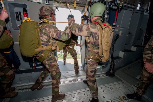 Französische A400M darf nun Fallschirmjäger durch Seitentüren absetzen 4