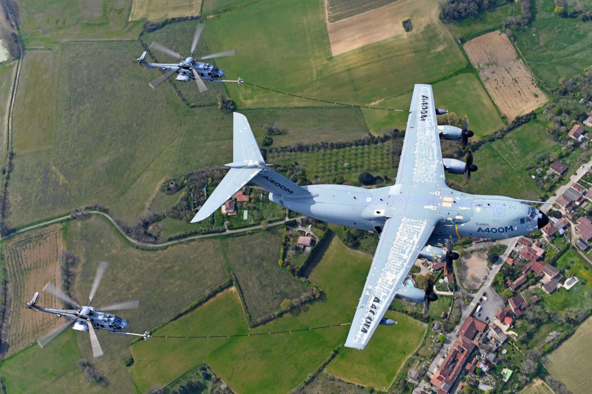 The A400M performs simultaneous refuelling operations of two French Air Force H225M scaled e1619025381471