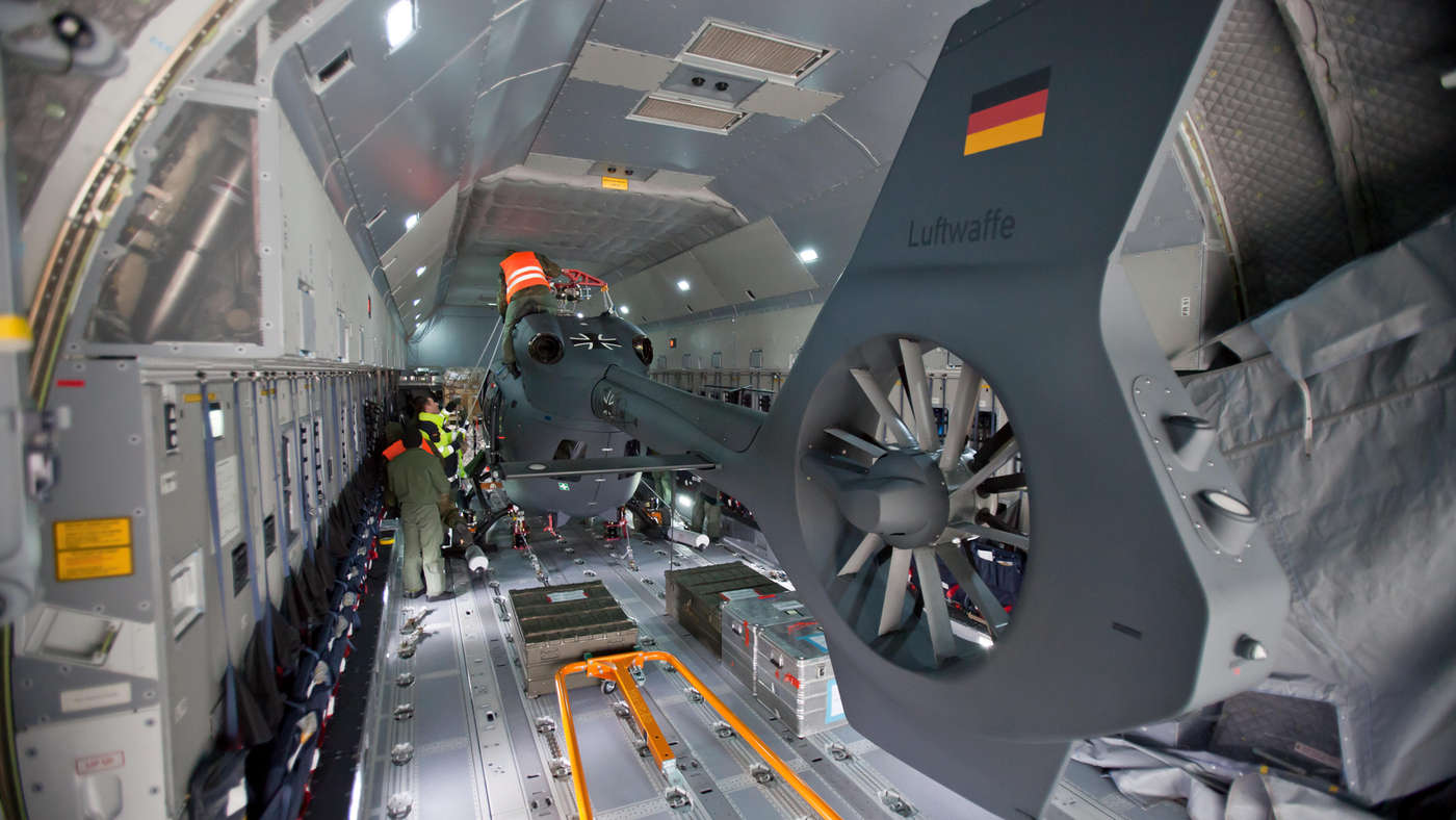 Ein Mehrzweckhubschrauber H145M wird in einen Airbus A400M verladen Foto Bundeswehr Johannes Heyn