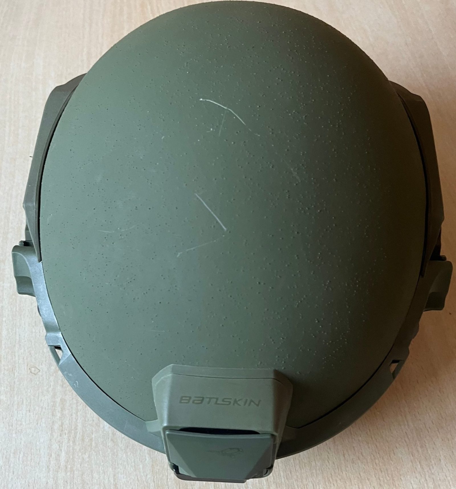 Beschaedigter Helm ohne Helmueberzug Foto Soldat und Technik e1658304456149