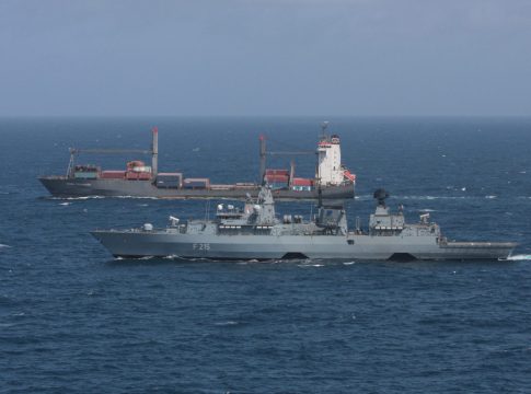 Fregatte Brandenburgeskortiert die Hansa Stavanger in den Hafen von Mombasa Aug 2009 Foto EU NAVFOR e1662281160424