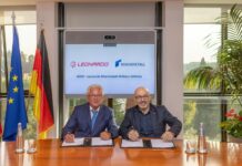 Die CEOs Armin Papperger von Rheinmetall und Roberto Cingolani, on Leonardo bei der Unterzeichnung der Vereinbarung zur Gründung von LRMV.