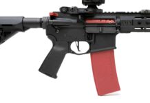 Das Schießtraining-System Blackbeard X mit integriertem Mantis X. Dabei handelt es sich um ein Trig-ger-Reset-System mit smarter Echtzeit-Analyse. Blackbeard X enthält die MantisX-Technologie und liefert per App Echtzeit-Feedback zur Schießtechnik des Schützen. Es analysiert das Training und ist gleichzeitig ein smarter Coach. Zusätzlich zur statischen Schussanalyse bietet der Blackbeard X erstmals Möglichkeiten zur Analyse und Verbesserung des dynamischen Schießens, besonders in der Bewertung der Bewegungseffizienz beim Multi-Target-Training, so der Anbieter. Die Installation dauert weniger als eine Minute, lediglich der Verschluss und das Magazin werden getauscht. Das System nutzt Laser Klasse 1 in Rot, Grün oder als IR-Variante.