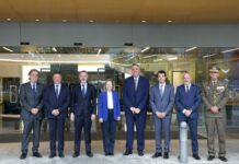Von links nach rechts: Ibon Aperribay, CEO von SAPA; Juan Escriña, CEO von GDELS-Santa Bárbara; Marc Murtra, Präsident von Indra; Amparo Valcarce, Verteidigungsministerin; José Vicente de los Mozos, CEO von Indra; Ángel Escribano, CEO von EM&E; Javier Alonso, Divisionsgeneral; Enrique Campo, Direktor des Technischen Büros der Verteidigungsministerin. (Foto: TESS)