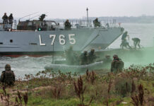 Soldaten des Seebataillons üben die Evakuierung von See.