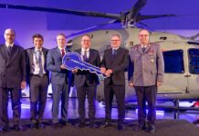Bundesverteidigungsminister Boris Pistorius (4. v.l.) bei der Übergabe des ersten H145M als Leichter Kampfhubschrauber.