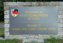 Schild am Eingang des Gefechtsübungszentrum Heer.