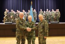 Generalleutnant Michiel van der Laan (m.) überträgt das Kommando über das Multinationale Specialtraining Command EUMAM UA von Generalleutnant Andreas Marlow (r.) an Generalmajor Olaf Rohde (l.).