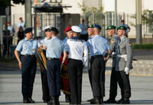 Rekrutinnen und Rekruten legen bei einem Feierlichen Gelöbnis ihren Eid für den Wehrdienst ab.