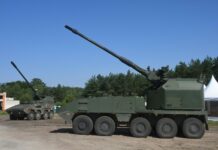 Das Artillery Gun Module von KNDS auf einem Piranha 10 x 10 HMC von GDELS im Vordergrund. Im Hintergrund die RCH 155 (AGM auf Boxer).