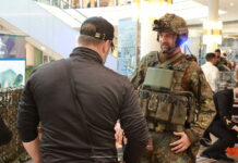Soldat mit der Ausrüstung des Infanteristen der Zukunft im Gespräch beim ersten "Schwerin in grün" 2022.