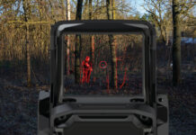 Blick durch ein Reflexvisier mit Wärmebild-Overlay bei Tag