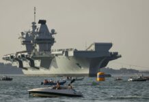 Der Flugzeugträger HMS Queen Elizabeth im Solent vor der britischen Südküste.