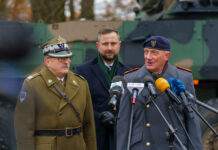 Generalleutnant Jürgen-Joachim von Sandrart (r.) übergibt das Kommando über das Multinationale Korps Nordost (MNC NE) an Generalleutnant Dariusz Parylak.