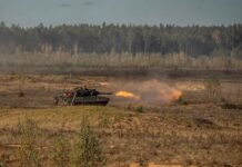 Ein Kampfpanzer Leopard 2 beim scharfen Schuss während der Übung "Iron Wolf".