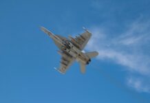 Eine F/A-18 mit dem Litening Pod am mittleren Unterrumpfpylon.