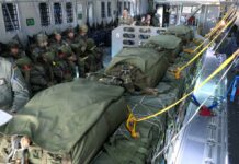Fallschirmjäger und Material vor einem Mixed Airdrop in einer A400M.