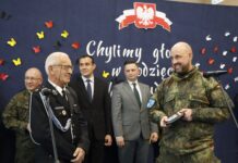 Der Feuerwehrkommandant von Langendorf (Bodzanów), Jerzy Landwójtowicz erhält zur Erinnerung an einen Hochwassereinsatz ein Wappen des BPanzerpionierbataillons 4 von Kommandeur Oberstleutnant Florian Balthasar.