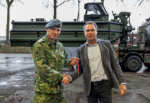 Vincent Macrander, Sales Director GDELS – Bridge Systems (r.) übergibt ein IRB Schwimmbrückensystem an Brigadegeneral Stefan Linders, Director Projects Materiel & IT Command (l.).