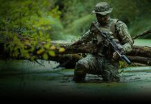 Soldat mit Stryker TT BDU von UF Pro im Dschungel.