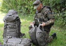 Ein Soldat trägt die aktuelle Einsatzkampfbekleidung mit modularer ballistischer Schutz- und Trageausstattung (MOBAST) sowie dem Rucksacksystem 110 Liter.