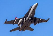 Eine F/A-18 mit dem Litening-Pod zur Zielerfassung für die Luftnahunterstützung.