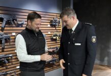 Symbolische Übergabe der ersten Pistole SFP9CC im Hause von Heckler & Koch.