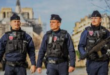 Bereitschaftspolizisten einer C.R.S. der Police nationale auf Patrouille.