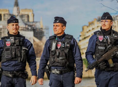 Bereitschaftspolizisten einer C.R.S. der Police nationale auf Patrouille.