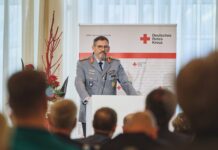 Generalstabsarzt Dr. Johannes Backus bei einer Rede auf der Bundesversammlung des DRK in Berlin.