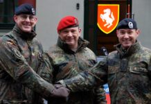 Handschlag nach der Missionsübergabe in Rukla: der Kommandeur der Panzerbrigade 21, Brigadegeneral Marco Eggert (v.l.), Kommandeur Feldheer, Generalleutnant Harald Gante und der Kommandeur der Panzergrenadierbrigade 37, Oberst David Markus.
