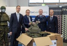Jakob Kölbeck von Lindnerhof Taktik, Dr. Mario Armschlinger von Mehler Protection, Oberst Marko Dietzmann vom BAAINBw und Stephan Minz von der BwBM (v. l.) bei der Übergabe des 200.000sten MOBAST Schutzwestensystem.