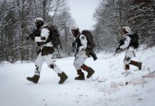 Soldaten vom Fallschirmjägerregiment 26 üben 2023 für das Gefecht im Kompanierahmen auf dem Truppenübungsplatz Baumholder.