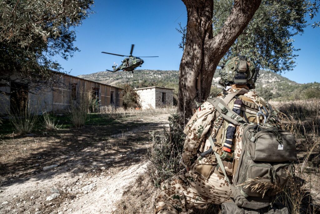 „Fight tonight!“ – Die Luftlandebrigade 1 im Rahmen der Landes- und Bündnisverteidigung 8 Fallschirmjäger bei der Anlandung mit NH 90.