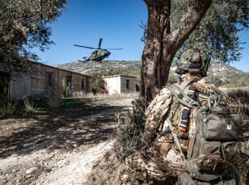 Fallschirmjäger bei der Anlandung mit NH 90.
