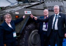 Die britische Ministerin für Rüstungsbeschaffung und Industrie, Maria Eagle (l.) mit Vertretern der Boxer-Hersteller Rheinmetall und KNDS bei der Präsentation des Fahrzeugs.