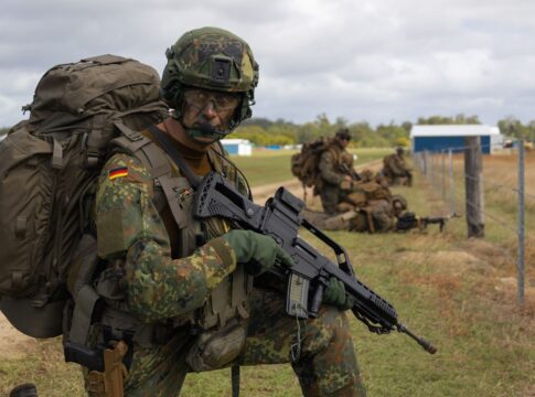 Soldat des Seebataillons mit dem allen drei "lines of gear" am Mann.