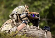 Soldat mit dem Safran JIM Compact Infrarot-Fernglas.