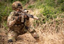 Das M7 mit aufgesetztem Feuerleitvisier M157 spielt hinsichtlich Gewicht und Abmessungen bereits in der Liga der Battle Rifles. Der XM8 Karabiner ist zumindest ein halbes Kilogramm leichter.