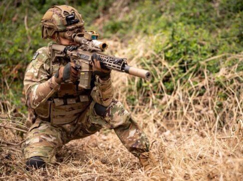 Das M7 mit aufgesetztem Feuerleitvisier M157 spielt hinsichtlich Gewicht und Abmessungen bereits in der Liga der Battle Rifles. Der XM8 Karabiner ist zumindest ein halbes Kilogramm leichter.