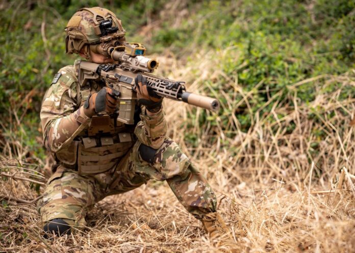 Das M7 mit aufgesetztem Feuerleitvisier M157 spielt hinsichtlich Gewicht und Abmessungen bereits in der Liga der Battle Rifles. Der XM8 Karabiner ist zumindest ein halbes Kilogramm leichter.