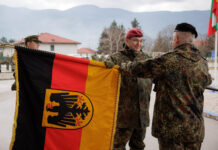 Generalleutnant Bernd Schütt (r.), Befehlshaber des Einsatzführungskommandos, übergibt die Führungsverantwortung für EUFOR Althea an den Inspekteur des Heeres, Generalleutnant Alfons Mais. (Foto: Bundeswehr/Marco Dorow)