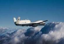 Australiens dritter Multi-Intelligence MQ-4C Triton, auch bekannt als „AUS3“, hebt am 29. Oktober 2024 im Northrop Grumman-Werk in Palmdale, Kalifornien, zu seinem Erstflug ab.