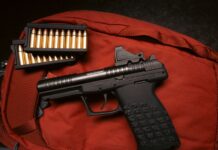 Die KelTec PR57 hat ein über Ladestreifen zu befüllendes integriertes Magazin für 20 Schuss.
