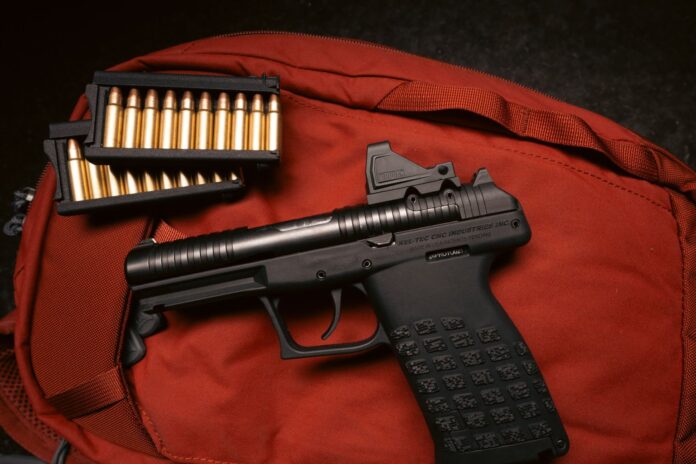 Die KelTec PR57 hat ein über Ladestreifen zu befüllendes integriertes Magazin für 20 Schuss.