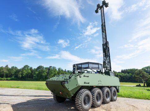 Der Piranha 5 mit Teleskopmast für TaWAN.