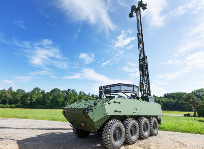 Der Piranha 5 mit Teleskopmast für TaWAN.