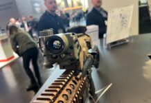 Das Wärmebildgerät TILO-6, hier montiert als Vorsatzgerät auf einer Handfeuerwaffe, gilt als das kleinste Gerät seiner Art.
