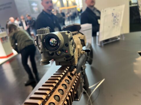 Das Wärmebildgerät TILO-6, hier montiert als Vorsatzgerät auf einer Handfeuerwaffe, gilt als das kleinste Gerät seiner Art.